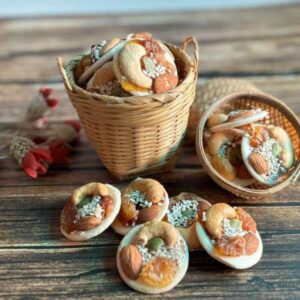 Bánh đồng tiền mix hạt ăn với sữa tươi